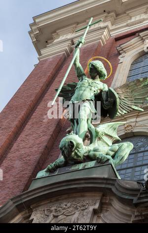 Hamburg, Deutschland - 30. November 2018: Skulptur am Eingang der St. Michael Church hieß umgangssprachlich Michel Stockfoto