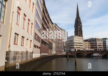 Hamburg, Deutschland - 30. November 2018: Stadtbild mit dem Turm der St. Nikolaikirche Stockfoto