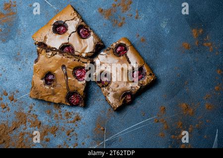 Leckerer Kirschbrownie, Brownies auf schwarzem Hintergrund, Draufsicht. Stockfoto