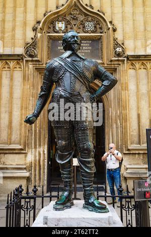 Statue von William Herbert, Earl of Pembroke, mit Blick auf die Divinity School und die Bodleian Library in Oxford, England, Großbritannien Stockfoto