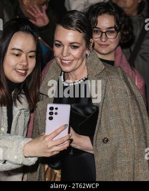 London, Großbritannien. November 2023. Olivia Colman kam für die Harper's Bazaar Women of the Year Awards 2023 bei Claridge's in London an. (Foto: Brett Cove/SOPA Images/SIPA USA) Credit: SIPA USA/Alamy Live News Stockfoto