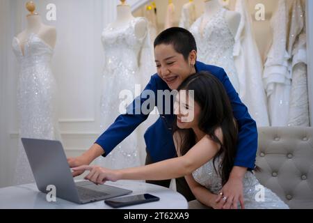 Ein Paar wählt ein Kleid im Hochzeitsstudio aus. Lifestyle und Hochzeitskonzept. Stockfoto