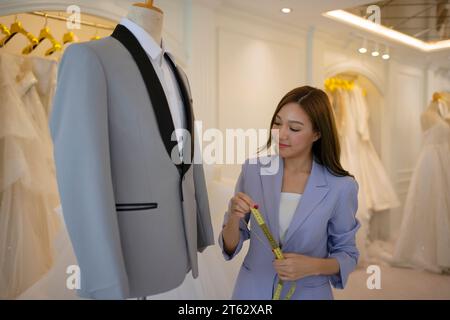 Unternehmer im Hochzeitsstudio. Lifestyle und Hochzeitskonzept. Stockfoto