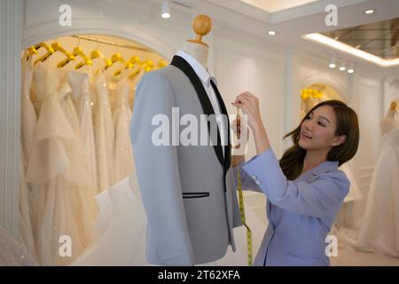 Unternehmer im Hochzeitsstudio. Lifestyle und Hochzeitskonzept. Stockfoto