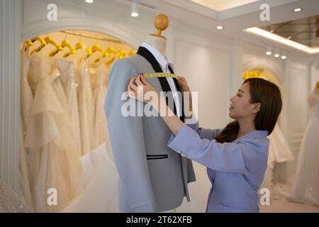 Unternehmer im Hochzeitsstudio. Lifestyle und Hochzeitskonzept. Stockfoto