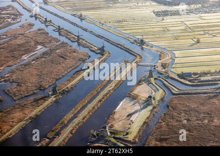 Traditionelle Windmühlen Kinderdijk aus der Vogelperspektive, berühmter Hotspot der Niederlande Stockfoto