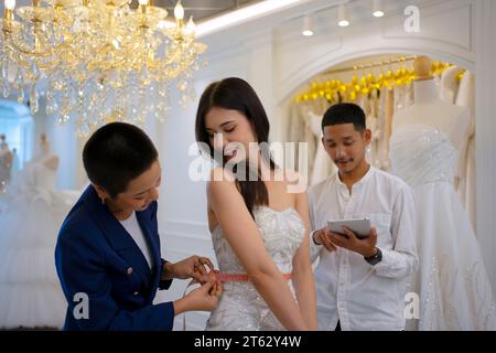 Ein Paar wählt ein Kleid im Hochzeitsstudio aus. Lifestyle und Hochzeitskonzept. Stockfoto