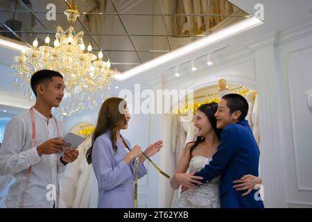 Ein Paar wählt ein Kleid im Hochzeitsstudio aus. Lifestyle und Hochzeitskonzept. Stockfoto