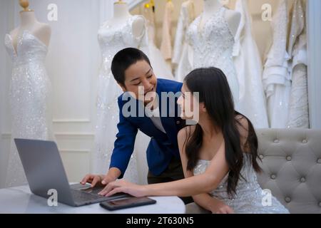 Ein Paar wählt ein Kleid im Hochzeitsstudio aus. Lifestyle und Hochzeitskonzept. Stockfoto