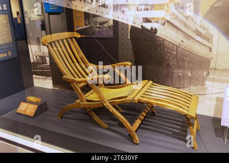 Originaler Holzliegestuhl aus dem Wrack der Titanic, der Sitz wurde neu gewebt. Titanic Objekte und Artefakte, Halifax, Nova Scotia Kanada Stockfoto