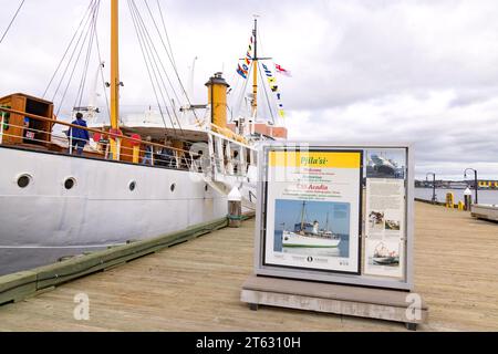 Die CSS Acadia, ein ehemaliges Vermessungs- und Forschungsschiff; heute ein Museumsschiff, das an der Promenade in Halifax, Nova Scotia, Kanada, ankert Stockfoto