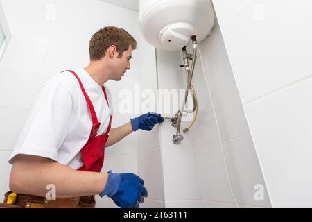 Professioneller Ingenieur, der zu Hause eine Kesselinspektion durchführt Stockfoto