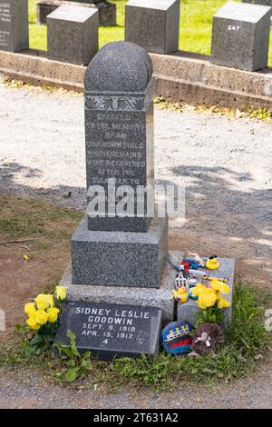 Titanic Grab und Grabstein des Unbekannten Kindes aus der Titanic, heute identifiziert als Sidney Leslie Goodwin; Fairview Cemetery, Halifax Kanada Stockfoto