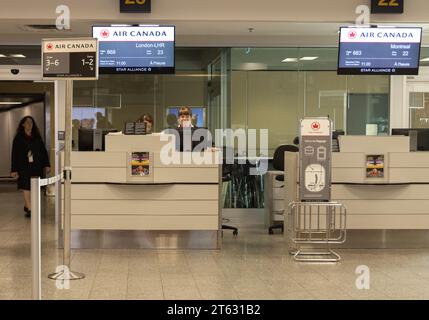 Flughafenpersonal am Air Canada Gate, Halifax Stanfield International Airport; Halifax, Nova Scotia, Kanada Stockfoto