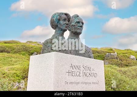 Statue von Anne Stine und Helge Ingstad; norwegische Entdecker der wikingerstätte L’anse aux Meadows im Jahr 1960; Neufundland, Kanada Stockfoto