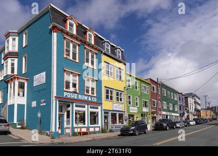 Bunte Häuser oder Jelly Bean Häuser, Street Scene, Posie Row, Duckworth St, St Johns, Neufundland Kanada. Traditionelle Architektur. Stockfoto