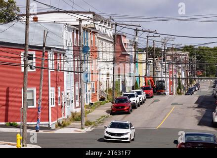 St. Johns Neufundland Kanada Straßenszene mit pastellfarbenen, farbenfrohen Häusern ( Jellybean Houses ) an einem Sommertag Stockfoto