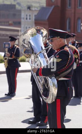 Tuba-Spieler; Mann, der eine Tuba in einer Military Brass Band spielt, spielt auf der Straße in St. Johns, Neufundland, Kanada. Stockfoto