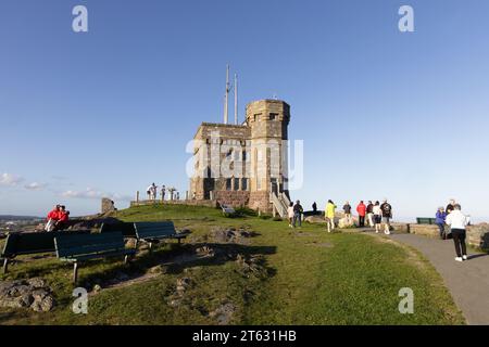 Touristen im Cabot Tower an einem sonnigen Sommertag, Signal Hill National Historic Site, St. Johns, Neufundland Kanada. Kanada Touristen. Stockfoto