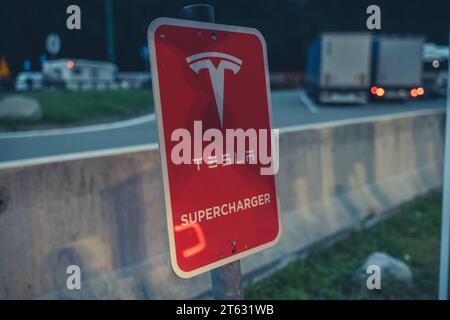 Brennero, Italien - 5. August 2023: Tesla Supercharger Ladestation für Elektroautos der Marke Tesla bei Dunkelheit an der Brennerautobahn in Italien *** Tesla Supercharger Ladestation für Tesla Elektroautos im Dunkeln auf der Brennerautobahn in Italien Credit: Imago/Alamy Live News Stockfoto