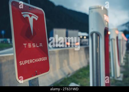 Brennero, Italien - 5. August 2023: Tesla Supercharger Ladestation für Elektroautos der Marke Tesla bei Dunkelheit an der Brennerautobahn in Italien *** Tesla Supercharger Ladestation für Tesla Elektroautos im Dunkeln auf der Brennerautobahn in Italien Credit: Imago/Alamy Live News Stockfoto