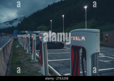 Brennero, Italien - 5. August 2023: Tesla Supercharger Ladestation für Elektroautos der Marke Tesla bei Dunkelheit an der Brennerautobahn in Italien *** Tesla Supercharger Ladestation für Tesla Elektroautos im Dunkeln auf der Brennerautobahn in Italien Credit: Imago/Alamy Live News Stockfoto