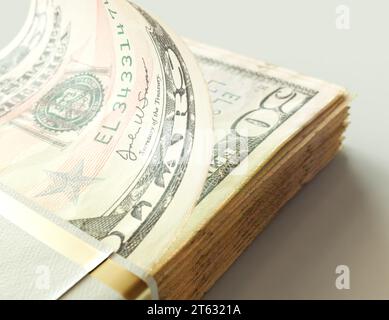 Ein Bündel US-Dollar-Banknoten auf einem isolierten hellen Hintergrund - 3D-Rendering Stockfoto