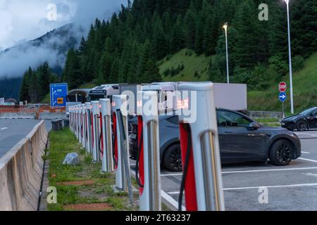 Brennero, Italien - 5. August 2023: Tesla Supercharger Ladestation für Elektroautos der Marke Tesla bei Dunkelheit an der Brennerautobahn in Italien *** Tesla Supercharger Ladestation für Tesla Elektroautos im Dunkeln auf der Brennerautobahn in Italien Credit: Imago/Alamy Live News Stockfoto