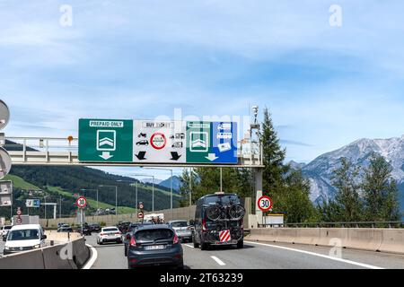 Österreich - 8 August 2023: Stau an der Mautstation in Österreich auf der Brennerautobahn mit Fahrbahnschildern für die digitale Streckenmaut *** Stau an der Mautstation in Österreich an der Brennerautobahn mit Straßenschildern für die digitale Route Mautgutschrift: Imago/Alamy Live News Stockfoto