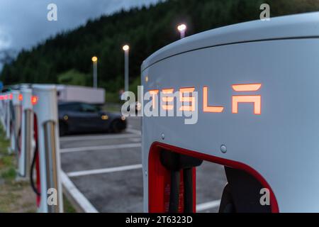 Brennero, Italien - 5. August 2023: Tesla Supercharger Ladestation für Elektroautos der Marke Tesla bei Dunkelheit an der Brennerautobahn in Italien *** Tesla Supercharger Ladestation für Tesla Elektroautos im Dunkeln auf der Brennerautobahn in Italien Credit: Imago/Alamy Live News Stockfoto