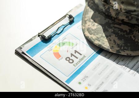 Tablet mit Gewichtsreduktionsrechner und Maßband auf grünem Hintergrund, Nahaufnahme Stockfoto