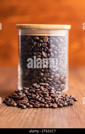Geröstete Kaffeebohnen auf dem Holztisch. Stockfoto