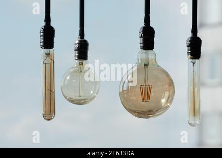 Glühlampe auf dem Hintergrund des Himmels Stockfoto