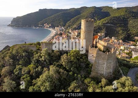 Die Burg Castello di Monte Ursino, Noli und die Küste aus der Luft gesehen, Noli, Riviera di Ponente, Ligurien, Italien, Europa | Das Schloss Castello Stockfoto