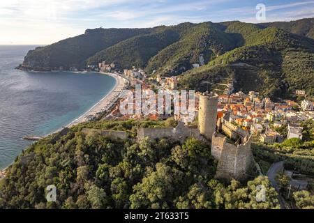 Die Burg Castello di Monte Ursino, Noli und die Küste aus der Luft gesehen, Noli, Riviera di Ponente, Ligurien, Italien, Europa | Das Schloss Castello Stockfoto