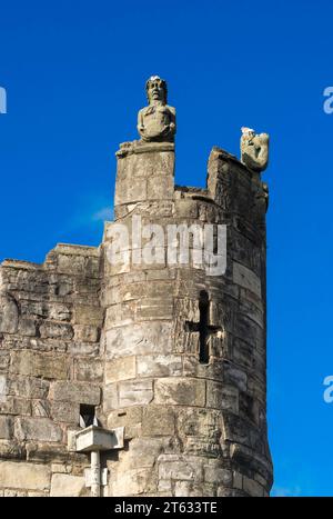 Statuen auf dem Turm über der Monk Bar in York City Walls, England, Großbritannien Stockfoto