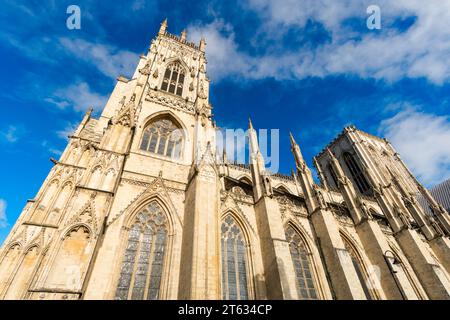 Weitwinkelansicht der Ostfassade von York Minster, England, Großbritannien Stockfoto