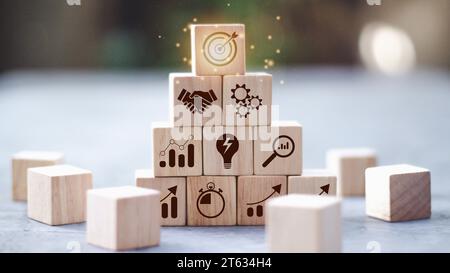 Holzwürfelblock stapelbar mit Symbol. Geschäftsstrategie und Konzept des Aktionsplans. Stockfoto