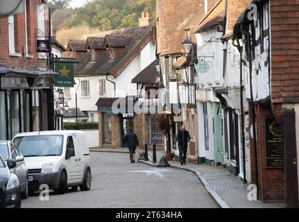 Godalming, Surrey, Großbritannien. November 2023. Ein ruhiger Tag in der Godalming High Street in Surrey. Nach Angaben des British Retail Consortium und Sensormatic IQ ging die Gesamtbeschäftigung im britischen Einzelhandel im Oktober 2023 im Vergleich zum Vorjahr um 5,7 % zurück. Der Wert war von 2,9 % im September gesunken. Quelle: Maureen McLean/Alamy Live News Stockfoto