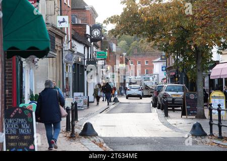 Godalming, Surrey, Großbritannien. November 2023. Ein ruhiger Tag in der Godalming High Street in Surrey. Nach Angaben des British Retail Consortium und Sensormatic IQ ging die Gesamtbeschäftigung im britischen Einzelhandel im Oktober 2023 im Vergleich zum Vorjahr um 5,7 % zurück. Der Wert war von 2,9 % im September gesunken. Quelle: Maureen McLean/Alamy Live News Stockfoto