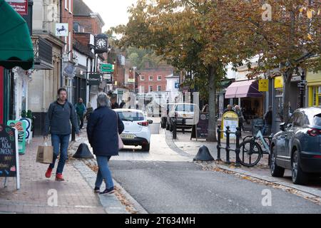 Godalming, Surrey, Großbritannien. November 2023. Ein ruhiger Tag in der Godalming High Street in Surrey. Nach Angaben des British Retail Consortium und Sensormatic IQ ging die Gesamtbeschäftigung im britischen Einzelhandel im Oktober 2023 im Vergleich zum Vorjahr um 5,7 % zurück. Der Wert war von 2,9 % im September gesunken. Quelle: Maureen McLean/Alamy Live News Stockfoto