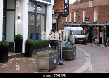 Godalming, Surrey, Großbritannien. November 2023. Ein ruhiger Tag in der Godalming High Street in Surrey. Nach Angaben des British Retail Consortium und Sensormatic IQ ging die Gesamtbeschäftigung im britischen Einzelhandel im Oktober 2023 im Vergleich zum Vorjahr um 5,7 % zurück. Der Wert war von 2,9 % im September gesunken. Quelle: Maureen McLean/Alamy Live News Stockfoto