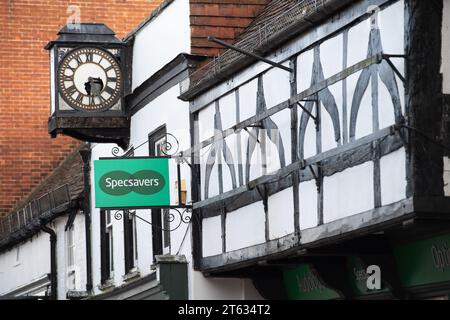 Godalming, Surrey, Großbritannien. November 2023. Ein ruhiger Tag in der Godalming High Street in Surrey. Nach Angaben des British Retail Consortium und Sensormatic IQ ging die Gesamtbeschäftigung im britischen Einzelhandel im Oktober 2023 im Vergleich zum Vorjahr um 5,7 % zurück. Der Wert war von 2,9 % im September gesunken. Quelle: Maureen McLean/Alamy Live News Stockfoto