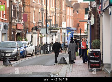 Godalming, Surrey, Großbritannien. November 2023. Ein ruhiger Tag in der Godalming High Street in Surrey. Nach Angaben des British Retail Consortium und Sensormatic IQ ging die Gesamtbeschäftigung im britischen Einzelhandel im Oktober 2023 im Vergleich zum Vorjahr um 5,7 % zurück. Der Wert war von 2,9 % im September gesunken. Quelle: Maureen McLean/Alamy Live News Stockfoto