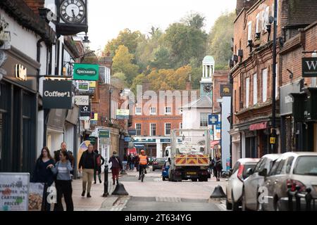 Godalming, Surrey, Großbritannien. November 2023. Ein ruhiger Tag in der Godalming High Street in Surrey. Nach Angaben des British Retail Consortium und Sensormatic IQ ging die Gesamtbeschäftigung im britischen Einzelhandel im Oktober 2023 im Vergleich zum Vorjahr um 5,7 % zurück. Der Wert war von 2,9 % im September gesunken. Quelle: Maureen McLean/Alamy Live News Stockfoto