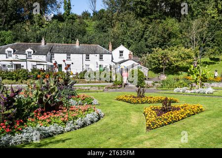 Die historischen Trenance Coattages in den preisgekrönten Trenanc Gardens in Newquay in Cornwall, Großbritannien. Stockfoto