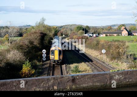 Dieselzug der Baureihe 172 der West Midlands Railway vom Edstone Aqueduct im Herbst in Warwickshire, England, Großbritannien Stockfoto