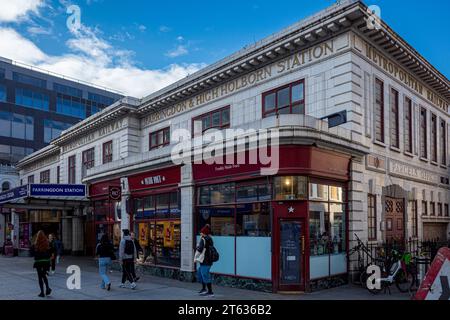 Farringdon Station London - eine Londoner U-Bahn-Station mit anschließender Hauptlinie National Rail Station in Clerkenwell, Central London. Eröffnung 1863. Stockfoto