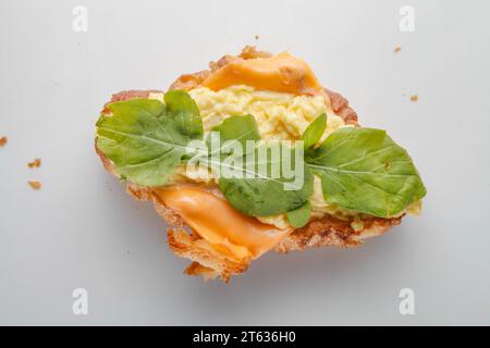 Frühstück Rührei Croissant Sandwich. Stockfoto