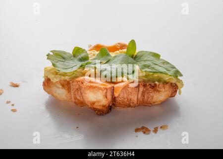 Frühstück Rührei Croissant Sandwich. Stockfoto